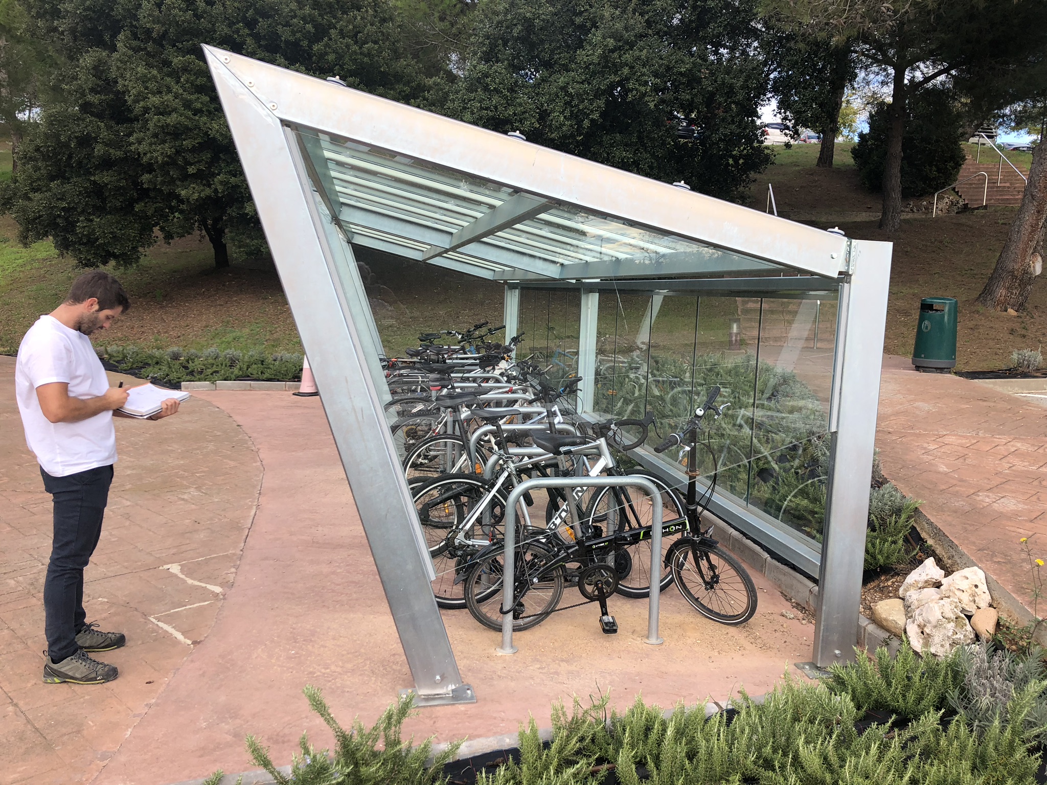 Vista lateral marquesina bicicletas
