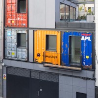 Fachada con contenedores&nbsp;marítimos.